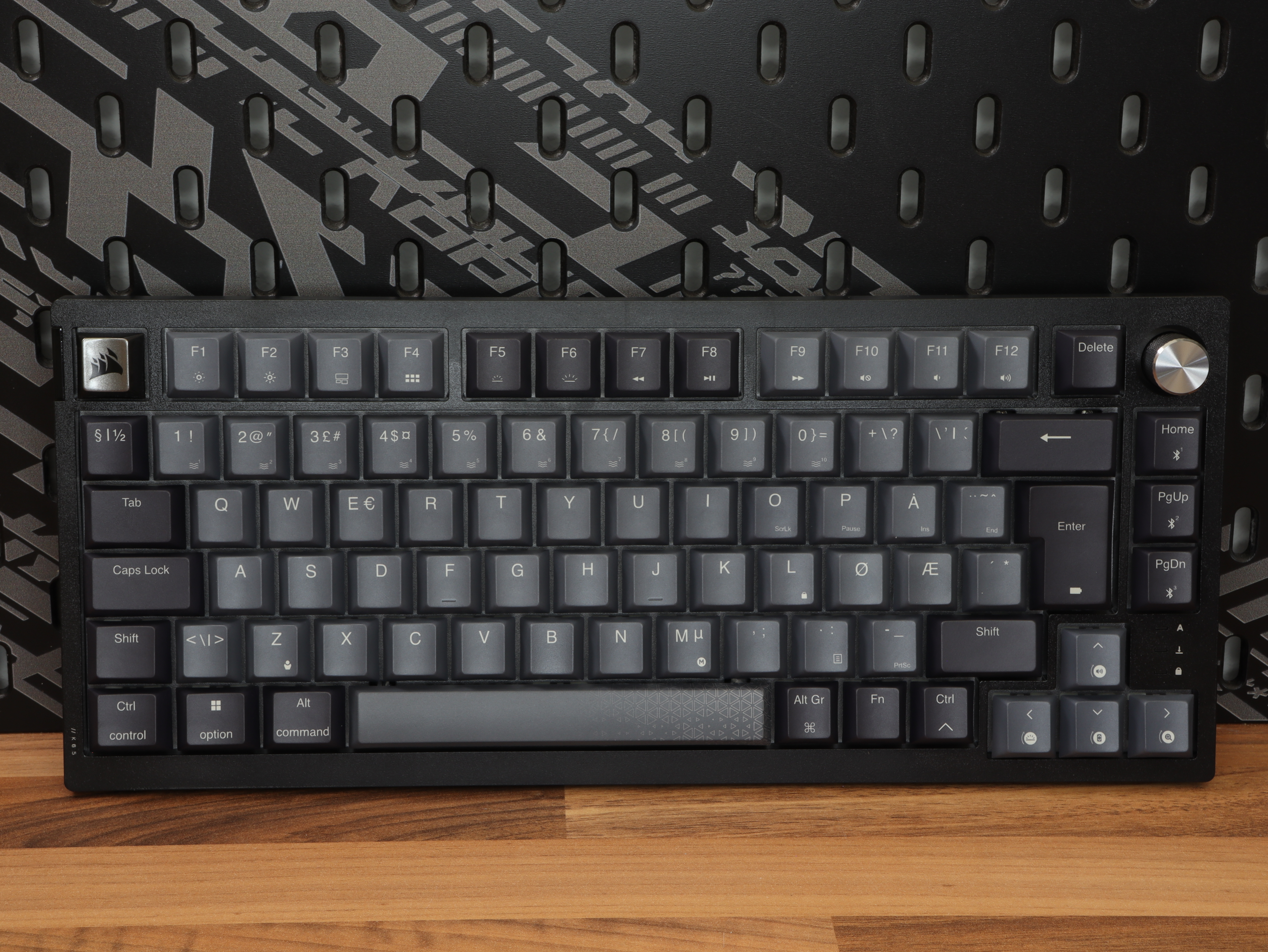 Wireless mechanical switches K65 Red compact gaming keyboard 75% layout keyboard Plus Corsair MLX compact.JPG